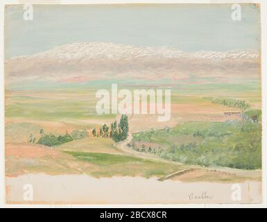 Berge in der Nähe von Baalbec. Forschung im ProgressHorizontal Sichtbarmachen der schneebedeckten Strecke über ein fruchtbares Tal und eine kaum erkennbare Stadt, Baalbek. Berge in der Nähe von Baalbec Stockfoto