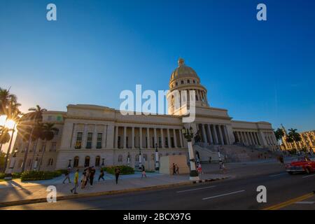 Havanna, Kuba - 16. Februar 2020: Das Kapitolgebäude (Capitolio Nacional de La Habana) ist ein öffentliches Gebäude und eines der meistbesuchten Orte von Stockfoto