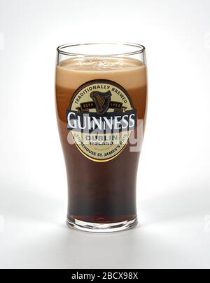 Montreal, Kanada - 15. März 2020: Ein originalles Guinness Glas dunkles Stout Bier. Guinness ist ein finsterer irischer Trockenstoß, der seinen Ursprung in der Brauerei o hat Stockfoto