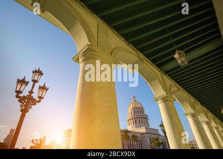 Das National Capitol Building (Capitolio Nacional de La Habana) ist ein öffentliches Gebäude und eines der meistbesuchten Orte von Touristen in Havanna Stockfoto