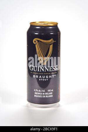 Montreal, Kanada - 15. März 2020: Eine Dose dunkles Guinness-Bier über weißem Hintergrund. Guinness ist ein finsterer irischer Trockenstout, der seinen Ursprung im Brauer hat Stockfoto