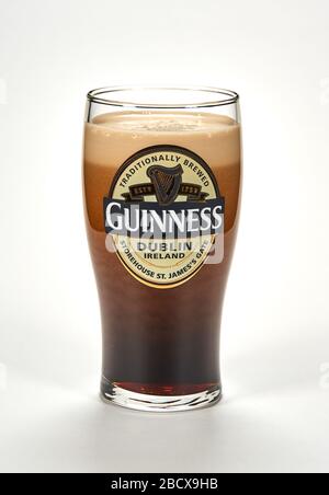 Montreal, Kanada - 15. März 2020: Ein originalles Guinness Glas dunkles Stout Bier. Guinness ist ein finsterer irischer Trockenstoß, der seinen Ursprung in der Brauerei o hat Stockfoto