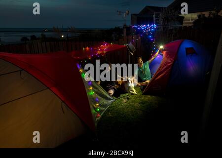 Camping in einem Garten in der Abenddämmerung, Nelson, Neuseeland Stockfoto