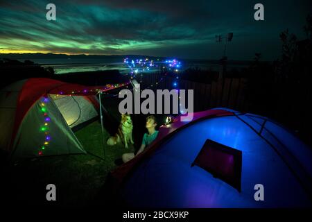 Camping in einem Garten in der Abenddämmerung, Nelson, Neuseeland Stockfoto