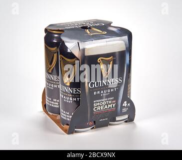 Montreal, Kanada - 15. März 2020: Eine Packung Dosen dunkles Guinness-Bier über weißem Hintergrund. Guinness ist ein finsterer irischer Trockenstout, der seinen Ursprung in t hat Stockfoto