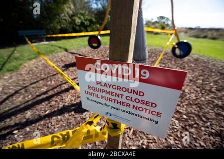 Schilder auf dem geschlossenen Spielplatz wegen Covid 19 Virusabsperrung, Nelson, Neuseeland Stockfoto