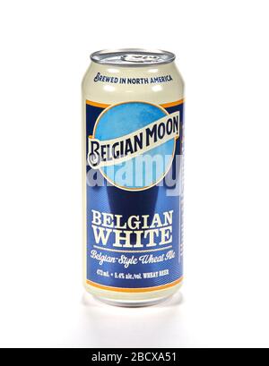 Montreal, Kanada - 15. März 2020: Belgische Weiße Dose Bier über weißem Hintergrund. Blue Moon Belgisch Weiß ist ein von Mille gebrautes Witbier im belgischen Stil Stockfoto