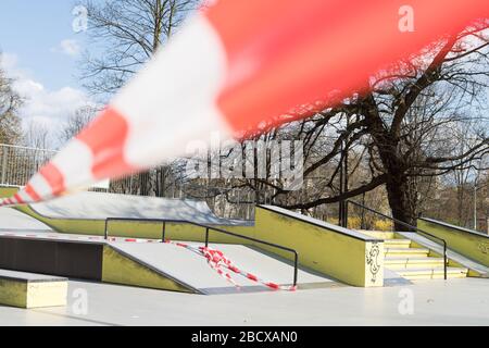 Corona-Virus COVID-19-Einschränkung. Keine Personen wegen Quarantäne. Geschlossener städtischer Skatepark. Leerer Park und Spielplatz. Bleiben Sie zu Hause compaign. Rote Warnung Stockfoto