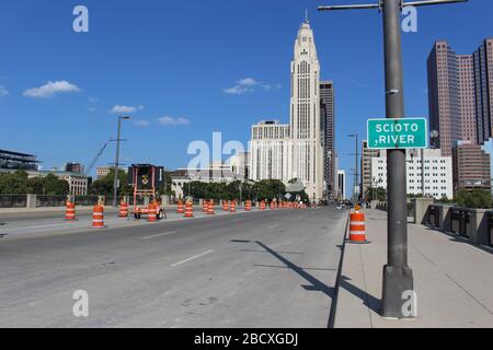 Tolle Aussicht auf die Skyline von Downtown Columbus Ohio, die Brücke des Scioto River West, Straßenbau, Genua Park und Alexander Park Wanderweg Stockfoto