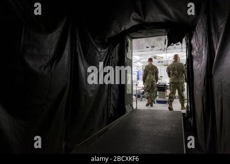 Am 5. April 2020 betreten Soldaten den Operationssaal im Feldkrankenhaus im CenturyLink Field Event Center in Seattle. Das mobile chirurgische Krankenhaus der Armee, das derzeit für nicht-COVID-19-Fälle vorgesehen ist, umfasst medizinisches Militärpersonal aus mehreren Einheiten, darunter die Soldaten des 10th Field Hospital Hospital Hospital Hospital Hospital des 627. Krankenhauses in Fort Carson, Colorado, die 62. Medizinische Brigade der Joint Base Lewis-Mc-Chord, Washington und andere. Beamte sagten, dass das Krankenhaus jetzt bereit sei, Patienten aufzunehmen. Stockfoto