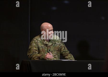 Oberstleutnant Jason Hughes, Kommandeur des 10th Field Hospital, spricht am 5. April 2020 mit Medienmitgliedern im Feldkrankenhaus im CenturyLink Field Event Center in Seattle. Das mobile chirurgische Krankenhaus der Armee, das derzeit für nicht-COVID-19-Fälle vorgesehen ist, umfasst medizinisches Militärpersonal aus mehreren Einheiten, darunter die Soldaten des 10th Field Hospital Hospital Hospital Hospital Hospital des 627. Krankenhauses in Fort Carson, Colorado, die 62. Medizinische Brigade der Joint Base Lewis-Mc-Chord, Washington und andere. Beamte sagten, dass das Krankenhaus jetzt bereit sei, Patienten aufzunehmen. Stockfoto