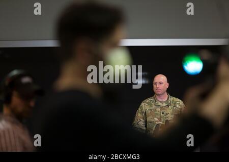 Oberstleutnant Jason Hughes, Kommandeur des 10th Field Hospital, spricht am 5. April 2020 mit Medienmitgliedern im Feldkrankenhaus im CenturyLink Field Event Center in Seattle. Das mobile chirurgische Krankenhaus der Armee, das derzeit für nicht-COVID-19-Fälle vorgesehen ist, umfasst medizinisches Militärpersonal aus mehreren Einheiten, darunter die Soldaten des 10th Field Hospital Hospital Hospital Hospital Hospital des 627. Krankenhauses in Fort Carson, Colorado, die 62. Medizinische Brigade der Joint Base Lewis-Mc-Chord, Washington und andere. Beamte sagten, dass das Krankenhaus jetzt bereit sei, Patienten aufzunehmen. Stockfoto