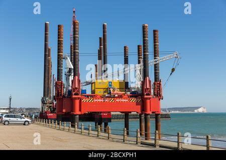 Fugros und Van Oords WaveWalker 1 Walking Jack-up Barge in Newhaven Western Bight, East Sussex, England Stockfoto