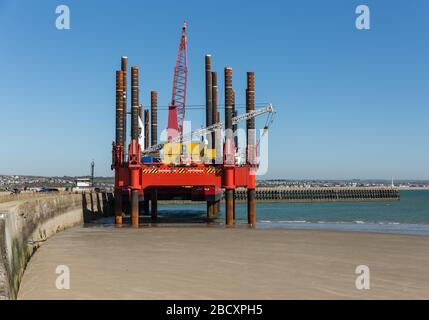 Fugros und Van Oords WaveWalker 1 Walking Jack-up Barge in Newhaven Western Bight, East Sussex, England Stockfoto