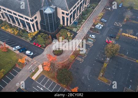 Top-down-Drohnenschießen am herbstlichen Morgen in Großbritannien über den Parkplatz Stockfoto