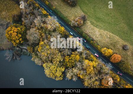 Landstraße über die malerische Landschaft im Herbst in Großbritannien Stockfoto