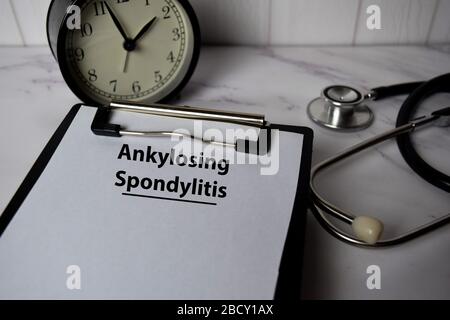 Ankylosing Spondylitis schreiben auf einen Papierkram, der auf dem Schreibtisch isoliert ist. Medizinisches Konzept Stockfoto