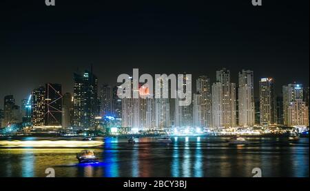 Blick auf Dubai Marina und Jumeirah Beach Residenz Skyline 2019 Stockfoto