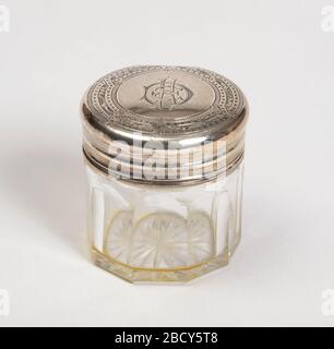 Flasche und Deckel. Forschung in ProgressSmallest Glasflasche mit silberfarbenem Oberteil, Teil des Sets. Flasche und Deckel Stockfoto