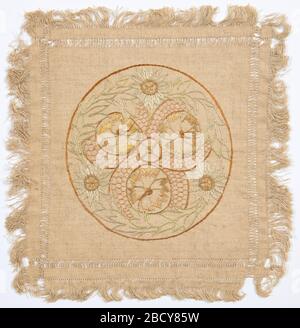 Doily. Forschung in ProgressDoily im kreisförmigen, floralen Jugendstilmuster mit mehrfarbigem Seidenfaden bestickt. Doily Stockfoto