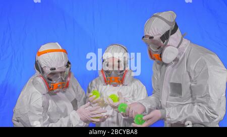 Familie von Ärzten Wissenschaftler Gesundheit Arbeiter in Atemschutzgeräten. Mama Papa und Tochter Porträt, tragen Schutz medizinische Maske. Coronavirus-Pandemie Kovid 19. Stockfoto
