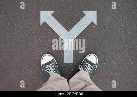 Schuhe, Sportschuhe - Crossroads Konzept Stockfoto