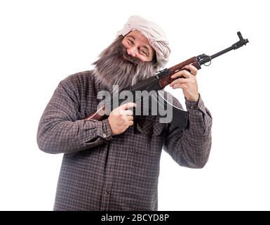 Der bärtige Mann, bewaffnet mit kalaschnikow, isoliert auf weißem Hintergrund. Ein lustiger Krieger mit automatischer Waffe. Stockfoto