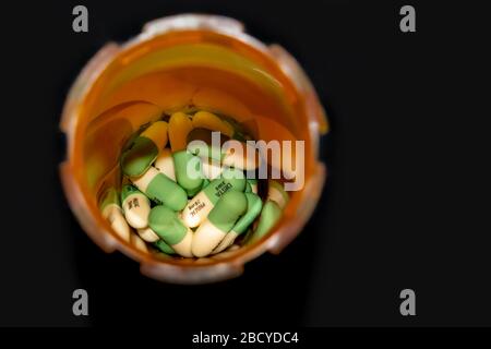 Eine verschreibungspflichtige Tablettenflasche mit 20-mg-Kapseln des SSRI-Antidepressivums Fluoxetin, das von Eli Lilly and Company (NYSE: LLY) als Prozac vermarktet wird. Stockfoto