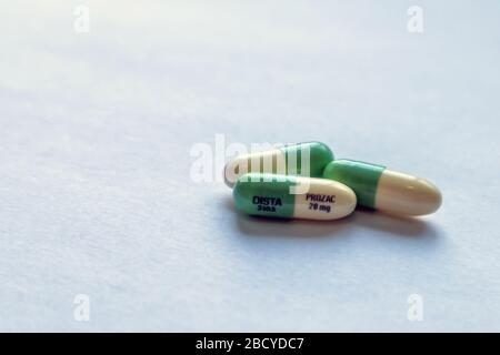 Drei 20-mg-Kapseln des SSRI-Antidepressivums Fluoxetin, das von Eli Lilly and Company (NYSE: LLY) als Prozac vermarktet wird. Stockfoto
