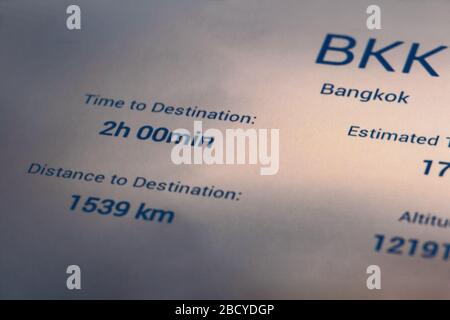 Die Informationen über Flug in Echtzeit auf einem Monitor auf der Rückseite des Stuhls im Flugzeug . Stockfoto