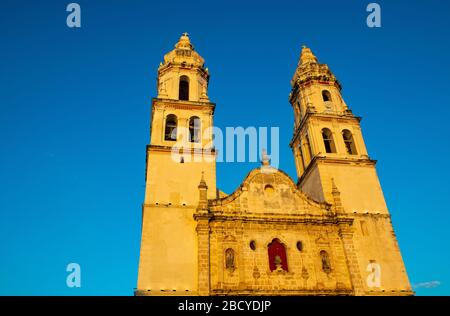 Fassade der Kathedrale unserer Lieben Frau von der Unbefleckten Empfängnis, bekannt als Cienfuegos-Kathedrale, bei Sonnenuntergang, Campeche City, Yucatan-Halbinsel, Mexiko. Stockfoto