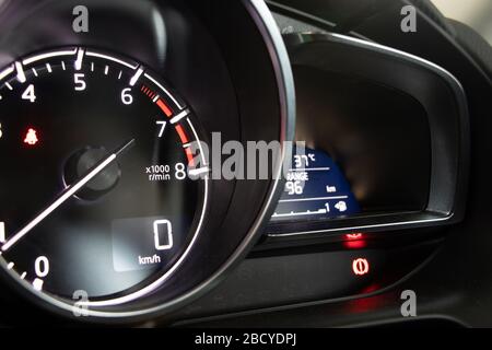 Ein Armaturenbrett mit Drehzahlmesser des Autos, Nahaufnahme. Armaturenbrett im Fahrzeug mit Anzeigen für die Geschwindigkeit. Stockfoto