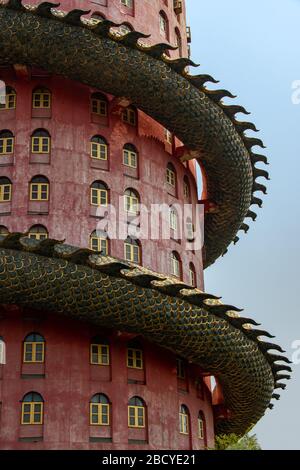 Der Teil des rosa Turms mit dem riesigen Drachen im Wat SamPhran - Dragon Tempel, Nakhon Pathom, Thailand Stockfoto