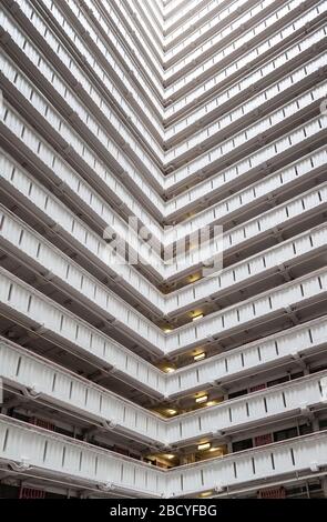 Abstrakte Architektur von kaskadierenden Korridoren einer alten öffentlichen Wohnanlage in Ping Shek, Kwun Tong District, Kowloon, Hongkong. Diese Art von Archit Stockfoto