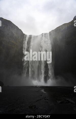 Massiver Wasserfall Skogafoss in Island ohne Menschen im Oktober 2019 Stockfoto