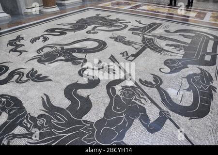 Dekorativer Mosaikboden in den Vatikanischen Museen. Die Vatikanischen Museen sind die öffentlichen Kunst- und Skulpturenmuseen in der Vatikanstadt. Stockfoto