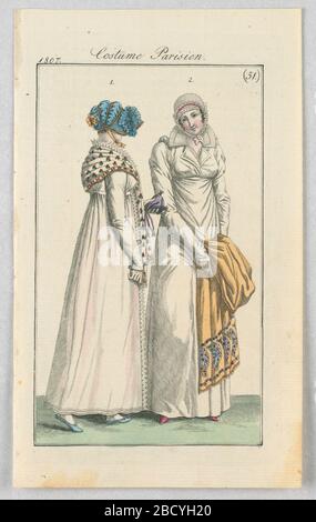 Platte 51 Kostüm Parisien Pariser Kostüm-Journal des Dames et des Modes Journal of Ladies and Fashion. Forschung in ProgressFashion Illustration mit zwei Frauen, die lange, weiße Kleider nebeneinander tragen. Die Frau auf der rechten Seite zeigt den Betrachter und neigt den Kopf leicht nach links, wobei sie unten eine gelbe Schal mit einem bunten Paisley-Druck hält. Platte 51 Kostüm Parisien Pariser Kostüm-Journal des Dames et des Modes Journal of Ladies and Fashion Stockfoto