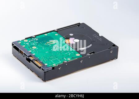 Nahaufnahme der Rückseite einer mechanischen 3,5-Zoll-Festplatte Stockfoto