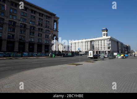 Kiew, Ukraine. April 2020. Ein Blick auf einen menschenleeren Unabhängigkeitsplatz in der Regierung der DowntownUkraine hat neue verstärkte Quarantänemaßnahmen vom 06. April 2020 genehmigt, um die Ausbreitung des Covid 19 Coronavirus einzudämmen, inmitten eines vorhergesagten Höchstwerts, der in der Ukraine für den 14./15. April 2020 erwartet wird. Credit: SOPA Images Limited/Alamy Live News Stockfoto