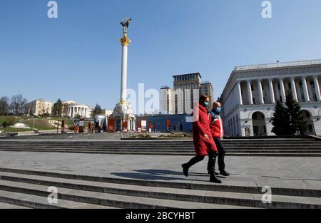 Kiew, Ukraine. April 2020. Menschen, die Gesichtsmasken als präventive Maßnahme gegen den Coronavirus COVID-19 auf einer leeren Straße tragen.die ukrainische Regierung hat ab dem 06. April 2020 neue verstärkte Quarantänemaßnahmen verabschiedet, um die Ausbreitung des Coronavirus Covid 19 einzudämmen, inmitten eines prognostizierten Höchsts, der in der Ukraine für den 14./15. April 2020 erwartet wird. Credit: SOPA Images Limited/Alamy Live News Stockfoto