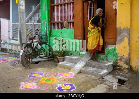 Ältere Frauen gehen langsam die Stufen vor ihrem Haus, Tiruchendur, Indien, hinunter Stockfoto