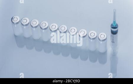 Medizin, Injektion, Impfstoff und Einwegspritze, Medikamentenkonzept. Nadel der medizinischen Spritze mit sterilen Fläschchen. Medizinische Ampulle aus Glas zur Injektion. Stockfoto