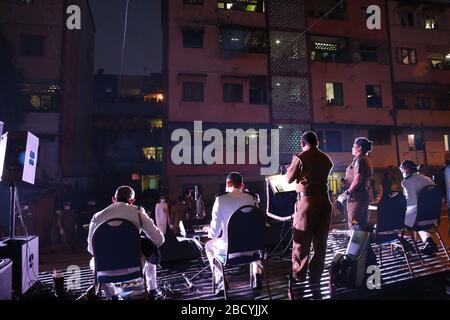 Colombo, Sri Lanka. April 2020. Mitglieder der Musikkapelle der Sri-lankischen Polizei treten auf, um die Moral der Menschen im Kampf gegen die Verbreitung des SARS-COV-2-Coronavirus zu steigern. Credit: SOPA Images Limited/Alamy Live News Stockfoto