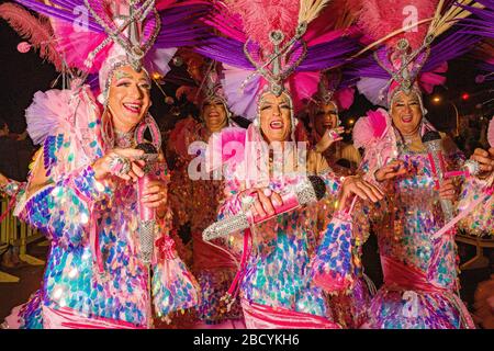 Las Celias de Tenera, eine Gruppe von Männern, die der Sängerin Celia Cruz Tribut zollen und ihre Kostüme während der Parade des Karnevals präsentieren Stockfoto