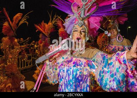 Las Celias de Tenera, eine Gruppe von Männern, die der Sängerin Celia Cruz Tribut zollen und ihre Kostüme während der Parade des Karnevals präsentieren Stockfoto