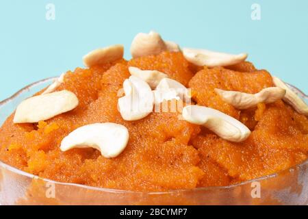 Traditionelles indisches Süßes, SemolinaSuji Halwa auch bekannt als Sweet Rava Sheera ODER Shira - indisches Festival süß garniert mit Trockenfrüchten, indisches Dessert Stockfoto