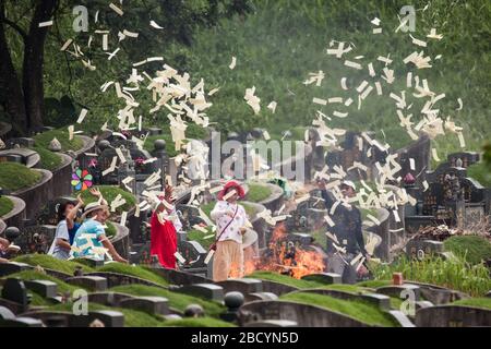 Singapur, Singapur. April 2020. Eine Familie führt ein traditionelles Ritual auf dem Choa Chu Kang Chinese Cemetery während des Qing Ming Festivals inmitten des Covid-19-Ausbruchs in Singapur durch.Singapur implementierte den "Leistungsschalter" am 3. April 2020, um die Verbreitung von COVID-19 zu verringern. Credit: SOPA Images Limited/Alamy Live News Stockfoto