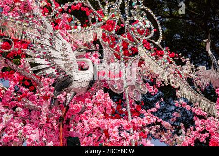 Bunte Details der Kostüme der Dame-in-Waiting während der großen Karnevalsparade Stockfoto