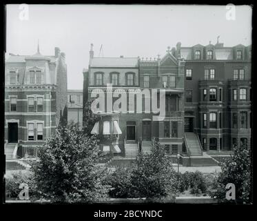 Außenansicht der Büros der United States Fish Commission. Auch bekannt als RU95 Box76 053 [SPI 2086] und 4472.siehe auch Record Unit 95, Box 76.Building entworfen von Adolf Cluss an der 1443 Massachusetts Avenue, NW, Washington DC.Smithsonian Institution Archives, ACC. 11-006, Box 014, Bild-Nr. MAH-4472 Stockfoto