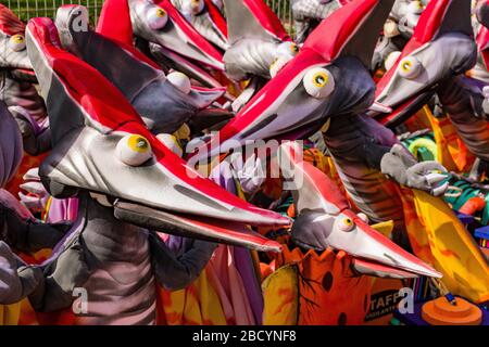 Bunte Details der Tänzertrachten während der großen Karnevalsparade Stockfoto